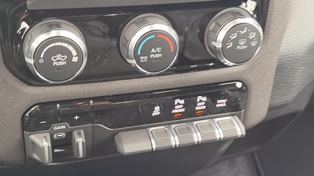 2027 RAM Ram 1500 RAM 1500 TRADESMAN QUAD CAB 4X4 6'4' BOX