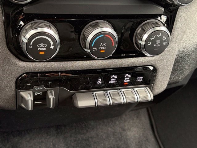 2027 RAM Ram 1500 RAM 1500 TRADESMAN QUAD CAB 4X4 6'4' BOX