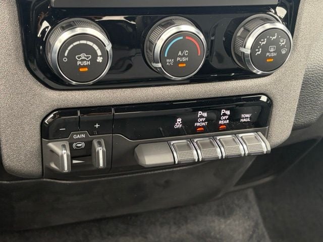 2026 RAM 1500 RAM 1500 TRADESMAN QUAD CAB 4X2 6'4' BOX