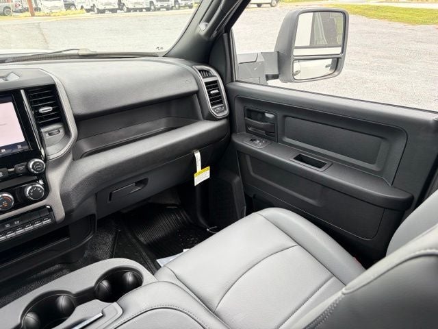 2026 RAM Ram 3500 Chassis Cab RAM 3500 TRADESMAN CREW CAB CHASSIS 4X4 60' CA
