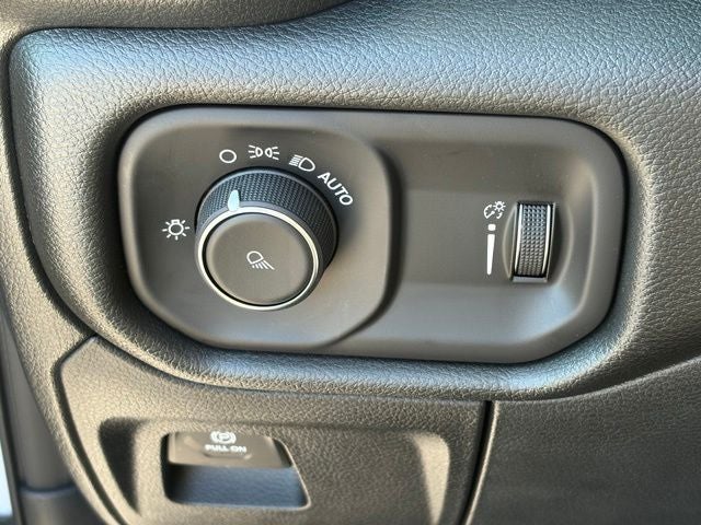 2027 RAM Ram 1500 RAM 1500 TRADESMAN CREW CAB 4X4 5'7' BOX