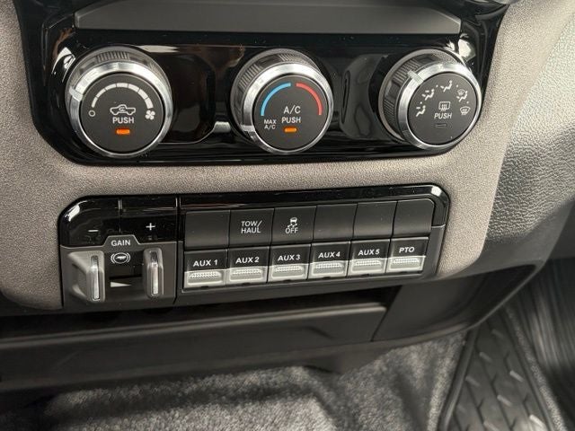 2026 RAM Ram 5500 Chassis Cab RAM 5500 TRADESMAN CHASSIS CREW CAB 4X4 84' CA