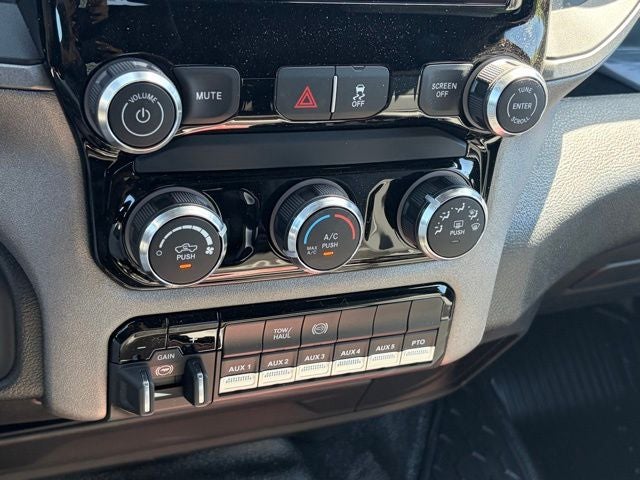 2026 RAM Ram 5500 Chassis Cab RAM 5500 TRADESMAN CHASSIS CREW CAB 4X4 84' CA
